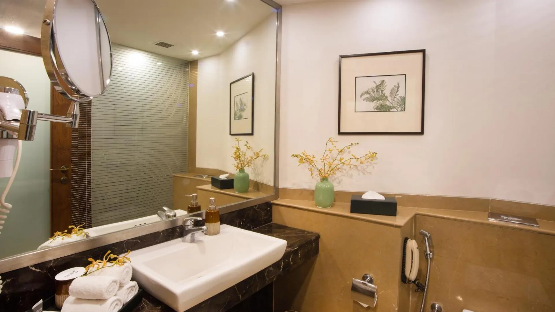 Hotel Dlf Club 5
